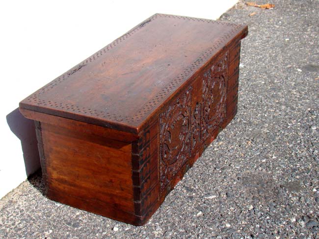 A rare 17th century cedarwood box with carved lions, possibly Italian, circa 1600-1650 — image 4